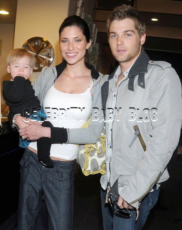 Mike Vogel with his wife Courtney and daughter Cassy Renee, Jan. 2008