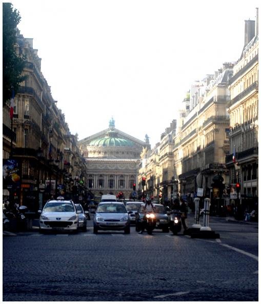 Rue De Rivoli - одна из любимейших улиц... Посмотрите какая красота... а в конце гордо стоит Academie Nationale De Musique, проще говоря Опера.