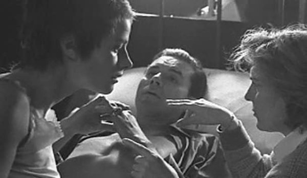Дирк Богард, Шарлотта Рэмплинг Лилиана Кавани на съемках фильма "Ночной портье" 1974 (реж. Лилиана Кавани)