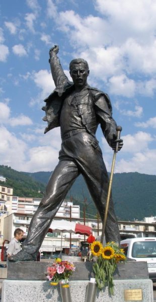 Freddy Mercury 
Statue in Montreux, Switzerland