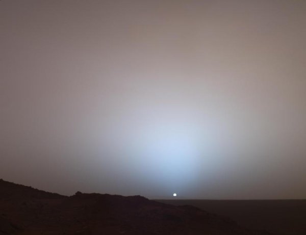 Восход солнца на Марсе (при виде этой фотки почему то вспоминается похожий кадр из х/ф Чужой)