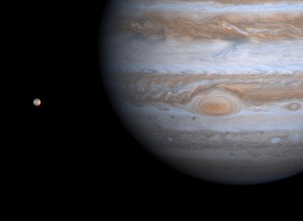Юпитер и один из его спутников