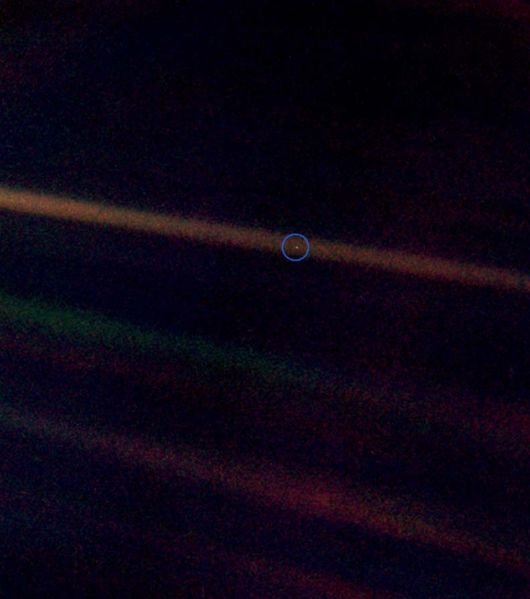 "Pale blue dot" - Земля, сфотографированная с расстояния 6 миллиардов километров