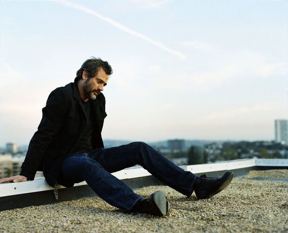 Jeffrey Dean Morgan / roof chill-out