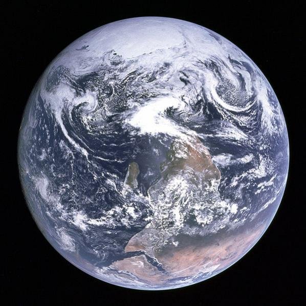 Земля, сфотографированная астронавтами Аполлона 17. Южный полюс в верхней части снимка, внизу Африка и аравийский полуостров.