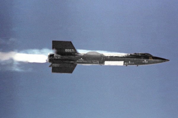 Экспериментальный ракетоплан X 15. Максимальная скорость полета 7274 км/ч, высота - 108 км.