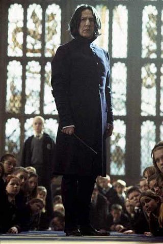 Профессор Снегг из фильма " Гарри Поттер " - Один , единственный ЛЮБИМЫЙ персонаж из всего произведения и фильма ! Тащусь от него !! Он САМЫЙ Самый самый.........********