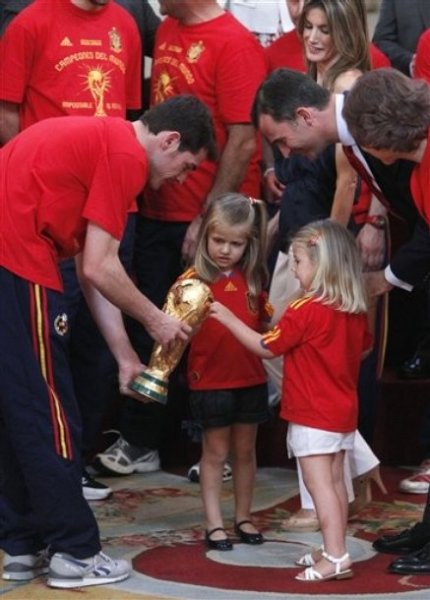 Вот так вот ПРАВИЛЬНО испанские принц и принцесса воспитывают своих дочерей! :) 

PS А Икер им помогает. :)