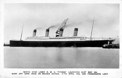 эта открытка была куплена после катастрофы, произошедшей с Титаником. На ней изображен Титаник. Кажется, судно готово к испытательному плаванию во вторник, 2 апреля 1912 года.