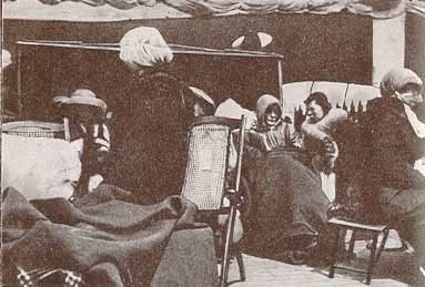 Спасшиеся женщины с "Титаника" отдыхают на палубе "Карпатии".
15 апреля 1912 года.