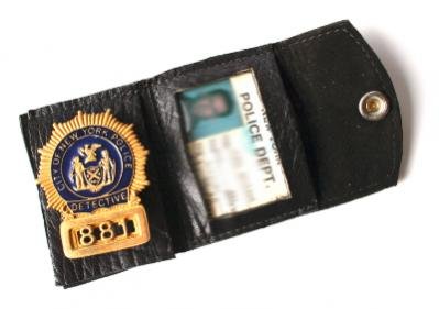 Значок и удостоверение полицейского