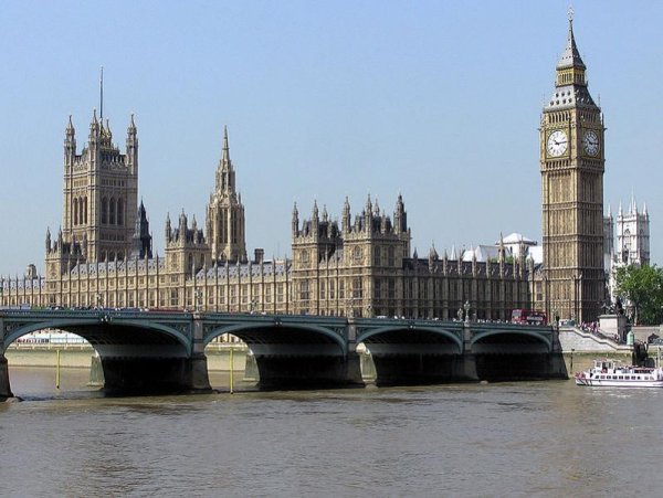 Здесь думаю обяснения не нужны-здание Лондонского парламента