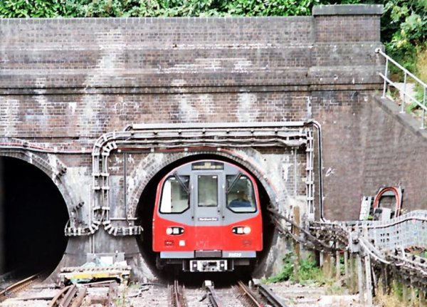Один из первых тоннелей метро Лонона,если не ошибаюсь станция Паддингтон