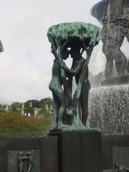 Осло. Одна из скульптур Густава Вигеллана - "Влюбленные"