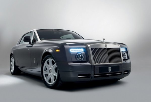Rolls Royce Phantom... Увидела и влюбилась. Очень представительная машина, красивые формы и круглая цена... Как красиво отражается свет от её кузова... Воплощение моей мечты.