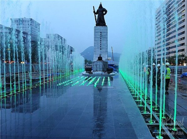 пл. Кванхвамун, монумент адмиралу Ли Сун Шину