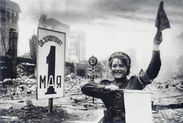 Мария Тимофеевна Шальнева (Ненахова), ефрейтор 87 го отдельного дорожно эксплуатационного батальона, регулирует движение военной техники недалеко от рейхстага в Берлине, май 1945 г.