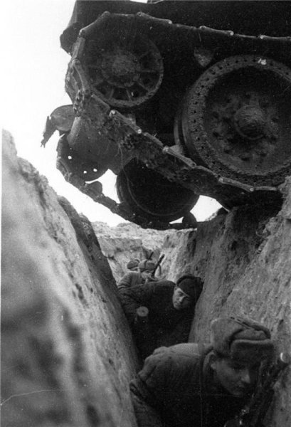 Под гусеницами танка. Фото Марка Маркова Гринберга.