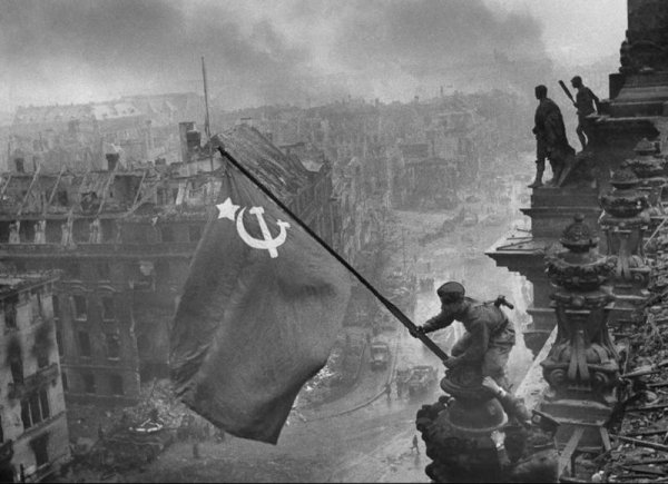 Знамя Победы над рейхстагом. Фото Евгения Халдея