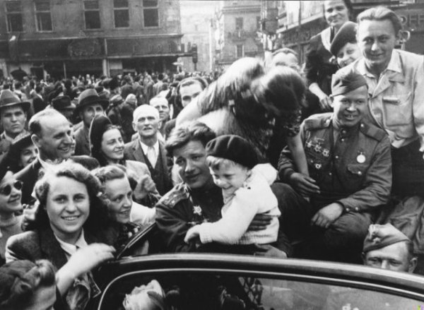 Жители Праги приветствуют автомобиль с советскими военными.