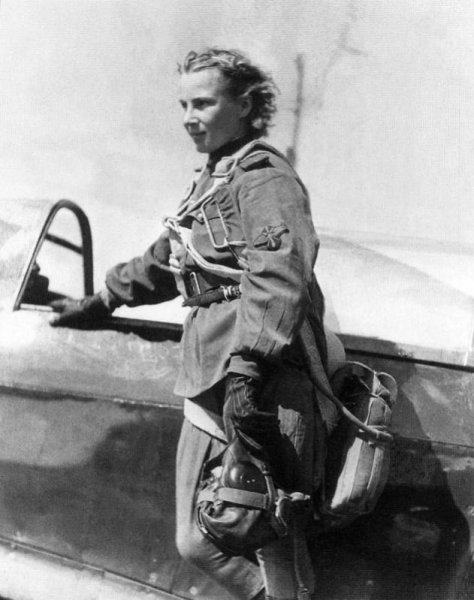 Лидия Литвяк, пилот истребительного авиаполка, после боевого вылета на крыле своего истребителя Як 1Б