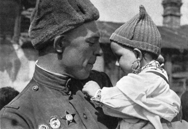 Советский солдат с чешским ребенком на руках