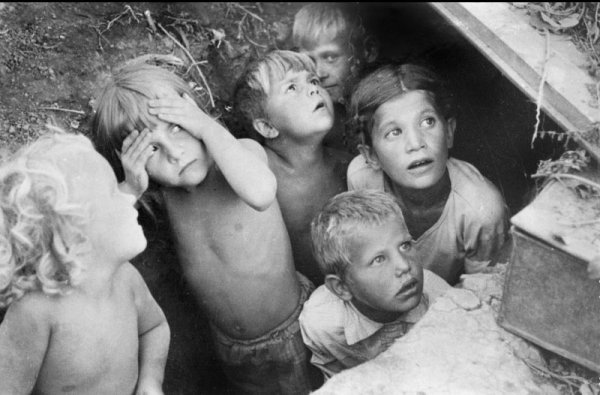22 июня 1941 го, где то на юго западе СССР, дети прячутся от бомбежки