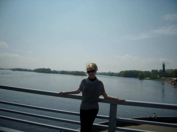 Я в Великом Новгороде, мост через Волхов, рядом с Кремлем