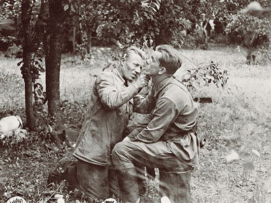 Советские солдаты в перерывах между боями