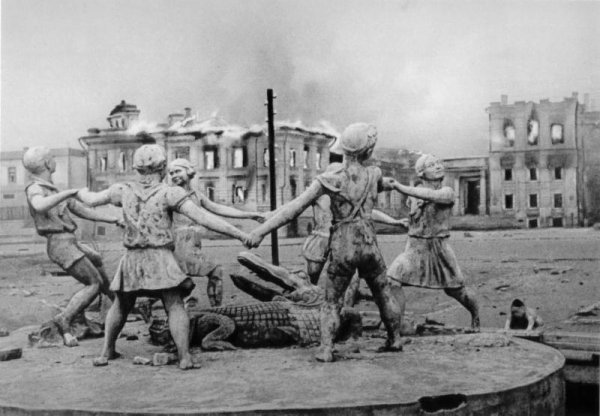 Фонтан «Детский хоровод» на вокзальной площади Сталинграда после налета фашистской авиации