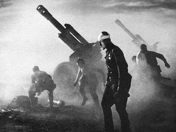 Батарея ведет огонь по обороняющимся немецким войскам. Белоруссия, лето 1944 года