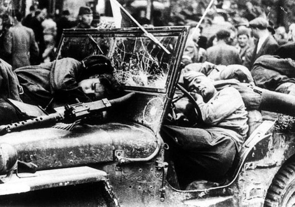 Советские воины спят в машинах на одной из площадей Праги. Чехословакия, 1945 год
