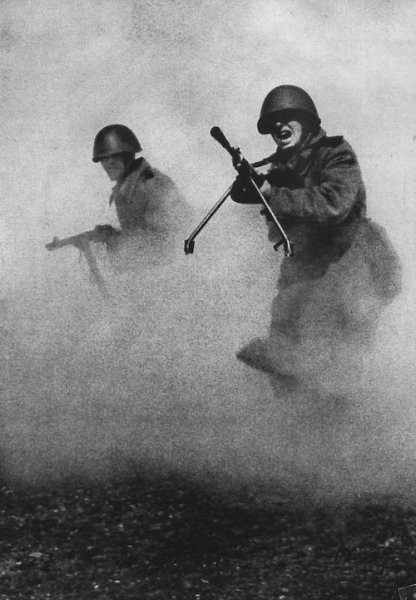 Известнейшая фотография Марка Маркова—Гринберга, сделаная в 1943 году и ставшая символом мужества и героизма советских солдат.