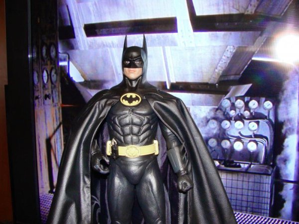Майкл Киттон в роли Бэтмана в фильме "Batman" 1989 года.
"На заводе Эксис кемикал"