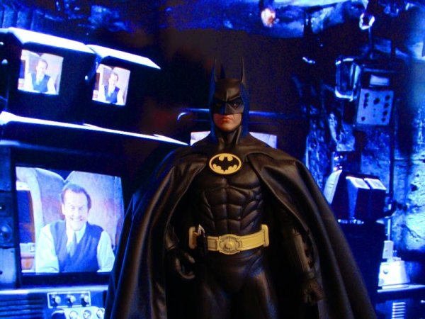 Майкл Киттон в роли Бэтмана в фильме "Batman" 1989 года.
"В пещере Бэтмана"