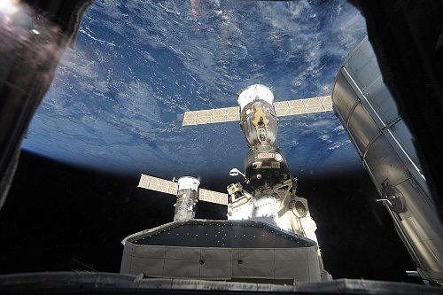 Фотография Земли от космонавта С. Рязанского. Глядя на фото, каждый раз думаю как мала наша Земля и как мы одиноки и слабы в космосе.Пока слабы.
