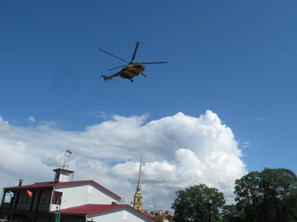 Вертолёт над Петропавловкой