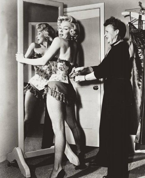 Marilyn Monroe in the dressing room between scenes during the filming of River of no return, 1954