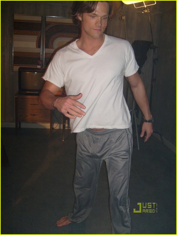 jensen-ackles-supernatural-candids-10.thumb.jpg.59aefe83f6671ddeb77bace872b1e2bb.jpg