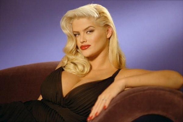 84d110e8c203a1a4971cbb7bbee3a4f0--anna-nicole-smith-vintage-hair.jpg